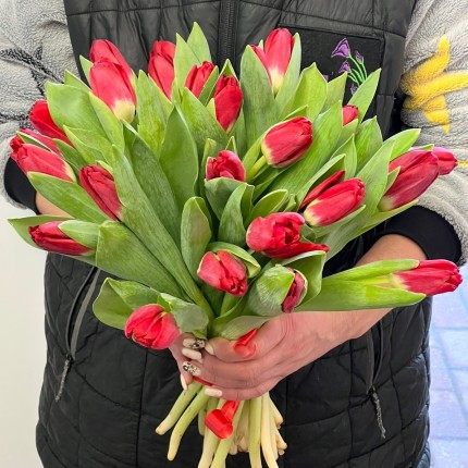 Букет красных тюльпанов на 8 марта с доставкой в по Озерам