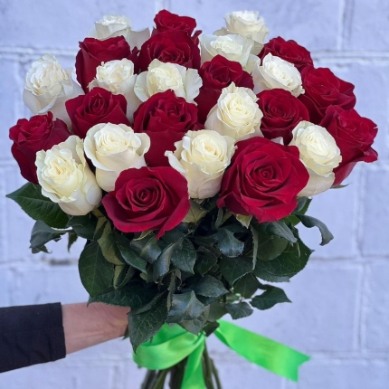 Букет «Баланс» из красных и белых роз - купить с доставкой в по Озерам