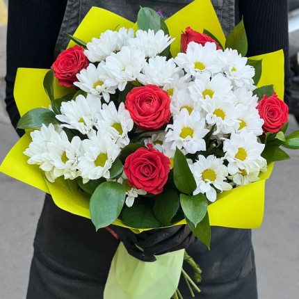 Букет с розами и хризантемами "Волшебство" - заказ с достакой с доставкой в по Озерам